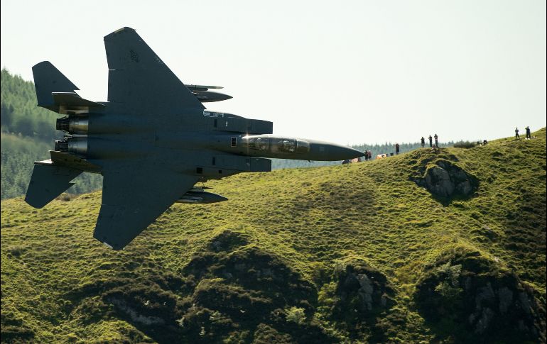 Una nave de combate estadounidense F-15 vuela a baja altitud en los valles Mach Loop, en Gales. Militares suelen usar la zona para entrenamientos de vuelos bajos. AFP/O. Scarff