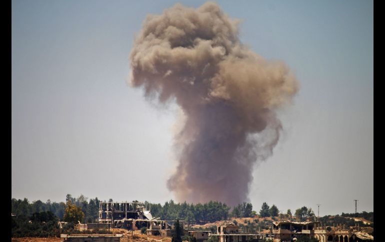 Humo se eleva durante bombardeos del régimen sirio sobre Daraa, en el sur del país. AFP/M. Abazeed