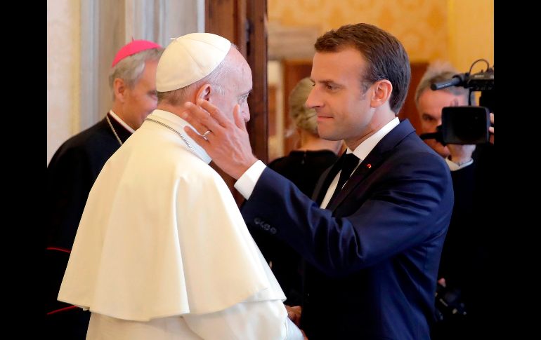 El presidente francés, Emmanuel Macron (d), estrecha la mano al papa Francisco al finalizar su audiencia privada en el Vaticano, hoy, 26 de junio de 2018. AFP/A. Tarantino