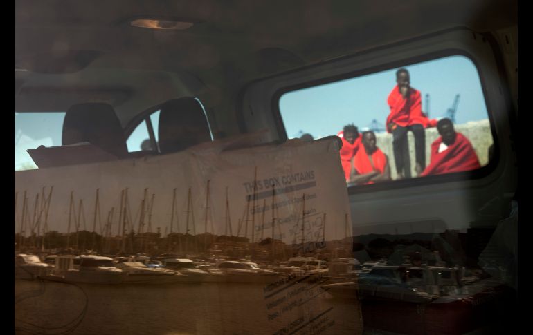 Migrantes descansan en el puerto español de Algeciras tras su rescate en el Estrecho de Gibraltar. Autorides españolas rescataron a más de 400 personas en el Mediterráneo procedentes del Norte de África. AP/E. Morenatti