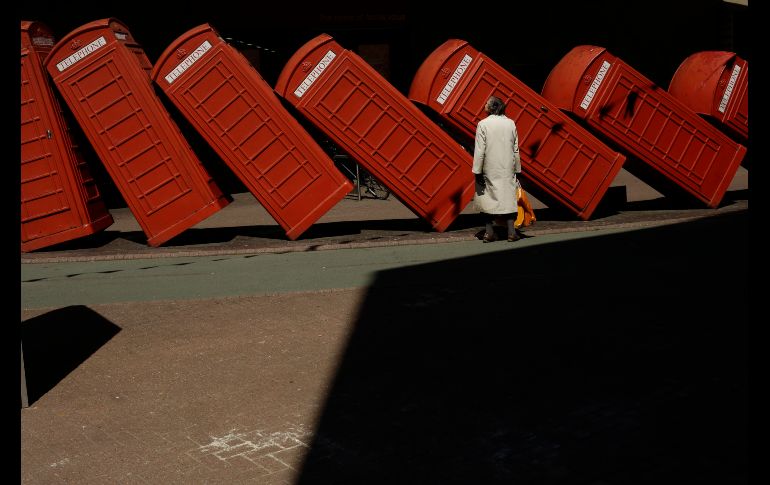 Una mujer observa en Londres 