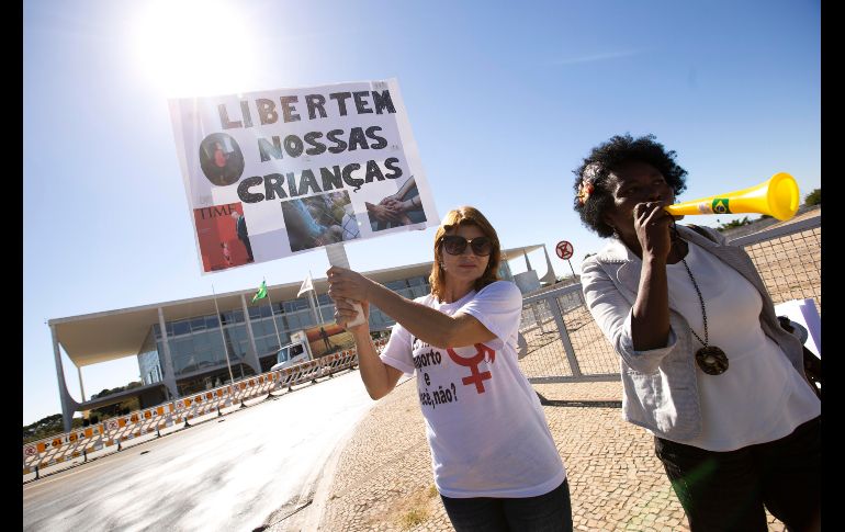 Mujeres protestan con una pancarta que dice 