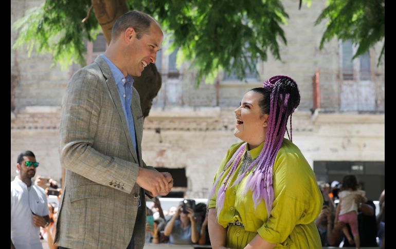 El príncipe Guillermo de Inglaterra conversa con la cantante israelí Netta Barzilai, ganadora del concurso de canto Eurovisión 2018, durante su visita al Bulevar Rothschild en Tel Aviv, Israel. AP/A. Cohen