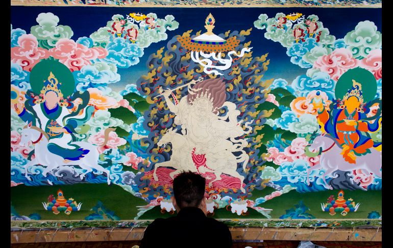 Tenzin Yeshi, artista tibetano exiliado, realiza una pintura tradicional en Dharmsala, India. Siguiendo tradiciones centenarias, artistas usan colores obtenidos de minerales y plantas paras representar deidades budistas. AP/A. Bhatia