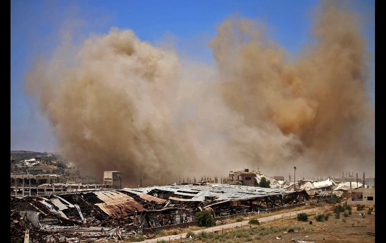 Humo se eleva tras ataques aéreos del régimen sirio sobre Daraa. Con el apoyo de Rusia, las fuerzas sirias buscan retomar el control del sur del país. AFP/M. Abazeed