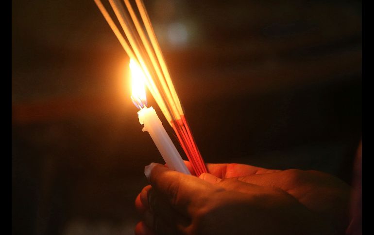 Un familiar de uno de los 12 menores de un equipo de futbol perdidos junto a su entrenador ora en Mae Sai, Tailandia. Las lluvias dificultaban las labores de búsqueda del grupo, del que no se tienen noticias desde el sábado. AP/S. Lalit