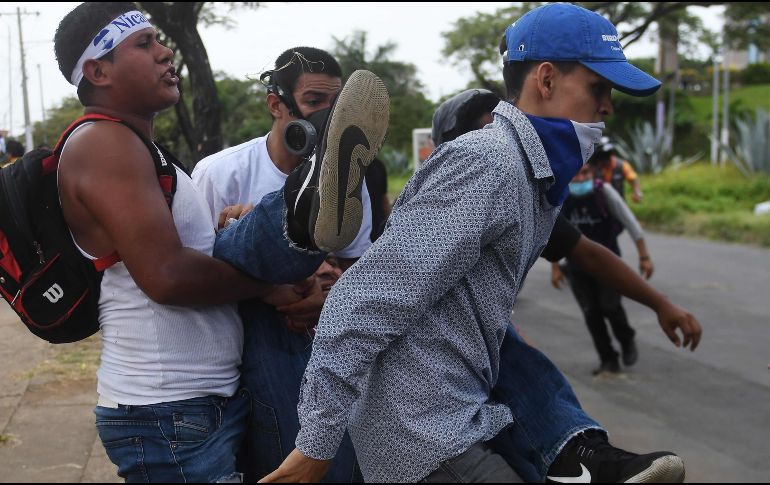 Grupos de civiles, fuertemente armados y encapuchados, han sembrado el pánico en varias ciudades de Nicaragua durante las protestas. AFP/ M. Recinos