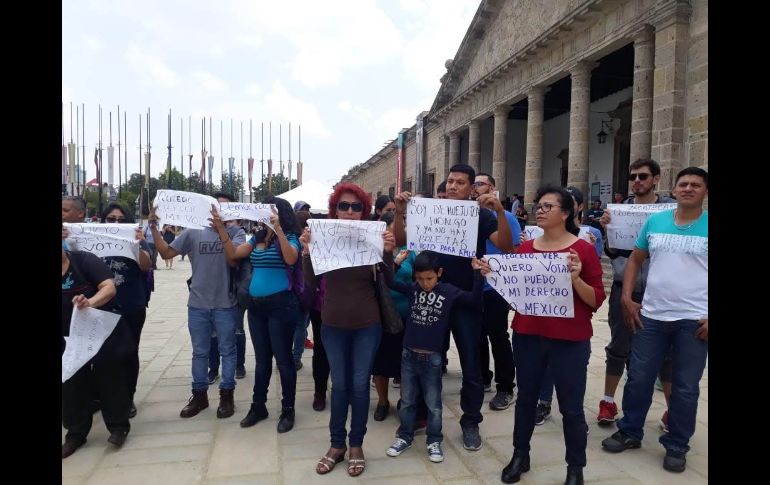 Ciudadanos que no pudieron votar en alguna de las casillas especiales se manifestaron afuera del Instituto Cabañas. EL INFORMADOR