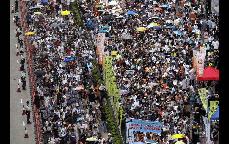 Miles de manifestantes marchan en una protesta pro democracia en Hong Kong, China. AP/V. Yu Integrantes de la Selección rusa festejan tras derrotar a España en partido del Mundial en Moscú, con lo cual avanzaron a cuartos de final. AP/M. Fernández