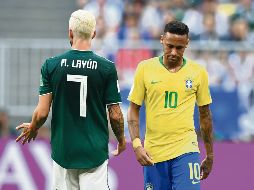 Pique. Miguel Layún y Neymar tuvieron varios roces en el segundo tiempo. AFP