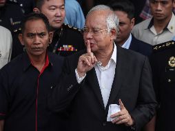 Foto de archivo del ex primer ministro de Malasia Najib Razak (c) a su salida de la sede de la Comisión Anticorrupción en Putrajaya. EFE/F. Ismail