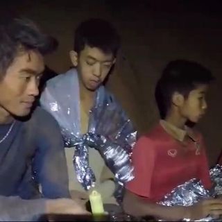 Varios soldados acompañan a niños atrapados en cueva tailandesa