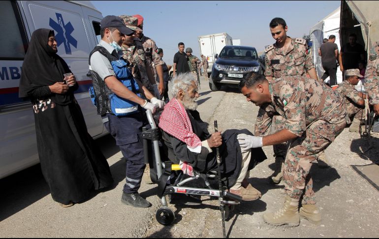 Un hombre sirio desplazado recibe atención médica en el paso fronterizo de Nasib entre Siria y Jordania. EFE/A. Adbo