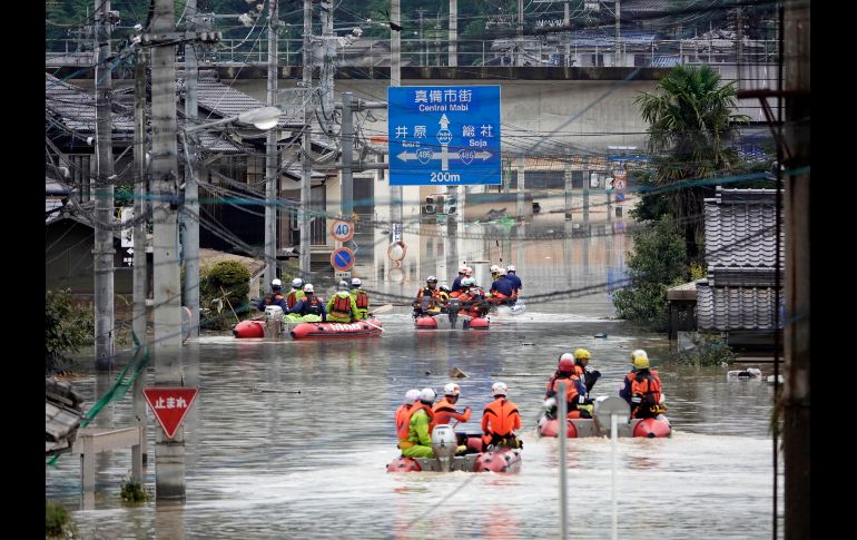 Las lluvias torrenciales que comenzaron este jueves han dejado precipitaciones récord en varias zonas y mantienen en alerta a 13 de las 47 prefecturas del archipiélago. Rescatistas en Kurashiki, prefectura de Okayama.