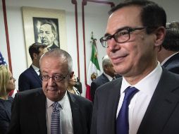 En reuniones por separado, Mnuchin (der), habló con José Antonio González Anaya, y con el propuesto secretario de Hacienda del próximo gobierno, Carlos Urzúa (izq). AFP / P. Pardo