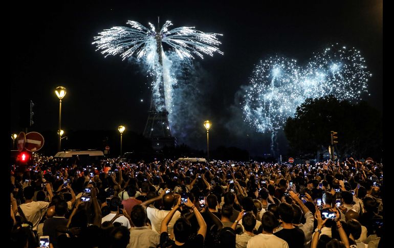 Parisinos y turistas disfrutan del espectáculo. AFP / L. Marin