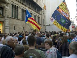 Manifestantes muestran su inconformidad con el alcalde Lleida de 'cumplir con la legalidad' ante la prohibición de referendo. EFE / A. Ropero