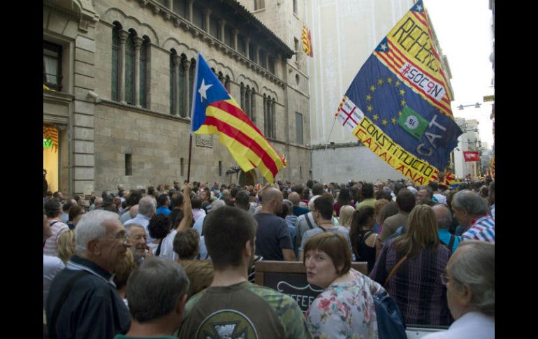 Manifestantes muestran su inconformidad con el alcalde Lleida de 'cumplir con la legalidad' ante la prohibición de referendo. EFE / A. Ropero