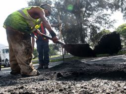 Ayer, 65 baches fueron tapados en un tramo de 200 metros de Periférico, en la zona cercana a la Carretera a Chapala. EL INFORMADOR / M. Vargas