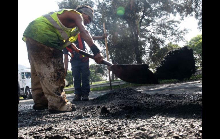 Ayer, 65 baches fueron tapados en un tramo de 200 metros de Periférico, en la zona cercana a la Carretera a Chapala. EL INFORMADOR / M. Vargas