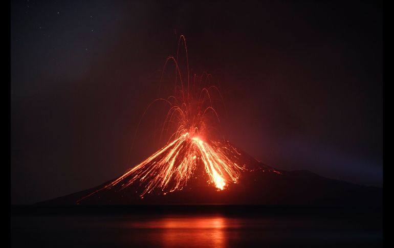 El volcán Anak Krakatau o 