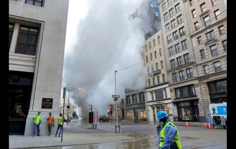 Vapor se observa en la 5a Avenida de Nueva York, Estados Unidos. Un caño subterráneo que explotó en la zona arrojó al aire trozos de asfalto, lanzó un chorro de vapor y obligó a los transeúntes a buscar refugio. AP/R. Drew