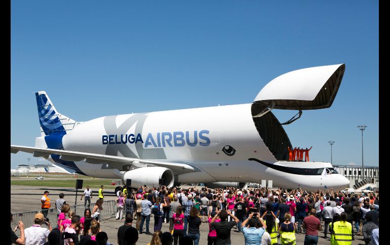 Ingenieros saludan desde el BelugaXL, el avión de gran capacidad de Airbus destinado a transportes de piezas, tras completar el primer vuelo de prueba en el aeropuerto Toulouse-Blagnac en Francia. AP/F. Scheiber