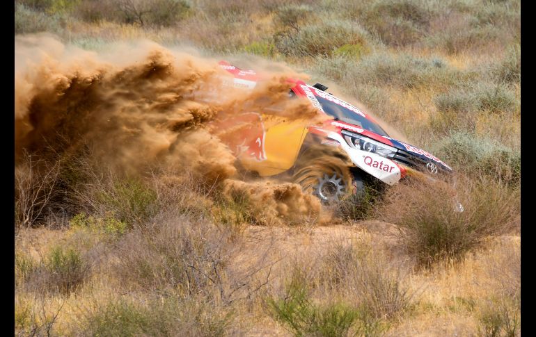 El auto Toyota Hilux con el piloto Nasser Al Attiya y el copiloto Mathieu Baumel acelera en  la región rusa de Astracán, en la víspera del inicio del Rally Silk Way. AFP/D. Meyer