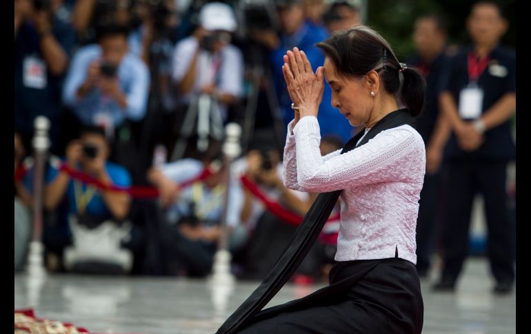 La consejera del Estado de Birmania, Aung San Suu Kyi, rinde homenaje a su padre, el difunto general Aung San y otros líderes del gobierno anterior a la independencia de Birmania, durante la ceremonia por el 71 aniversario del Día de los Mártires, en Yangon. AFP/Ye Aung Thu