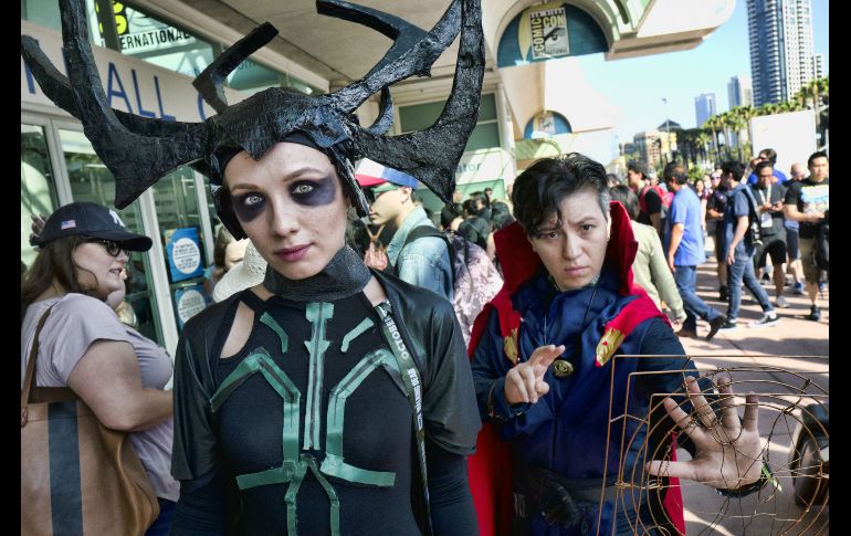 Asistentes al Comic-Con en San Diego, California, llegan en disfraces de los personajes 