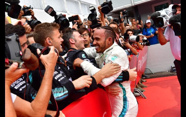 Lewis Hamilton, piloto de Mercedes, festeja con su equipo tras ganar el Gran Premio de Fórmula 1 de Alemania en Hockenheim. AFP/A. Isakovic