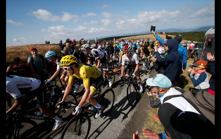 Espectadores animan a ciclistas del Tour de Francia en Carcassonne, durante la décimaquinta etapa de la competencia. AP/C. Ena