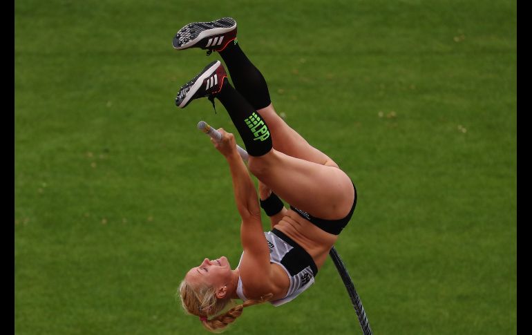 La alemana Stefanie Dauber compite en salto con garrocha dentro del campeanato de atletismo en Nuremberg, Alemania. AFP/DPA/D. Karmann