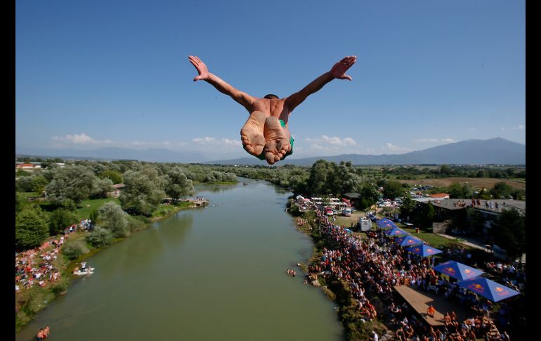 Aspecto de la competencia de clavados de altura desde el puente Ura e Shejnt en Gjakova, Kosovo. AP/V. Kryeziu