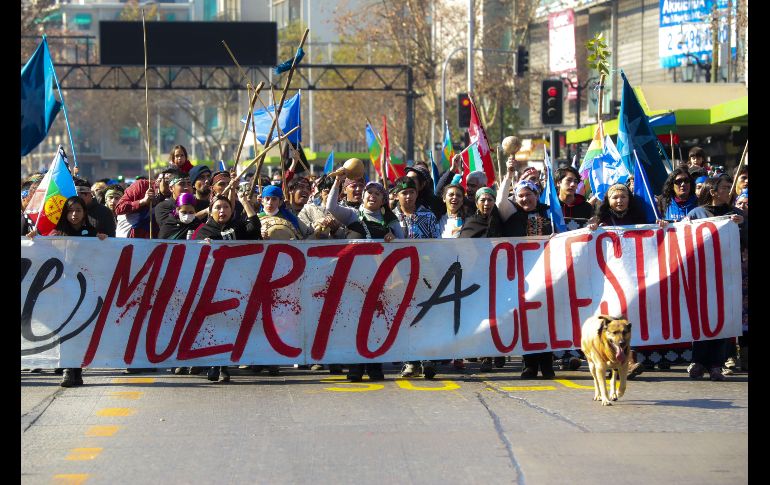 Cientos de miembros del pueblo mapuche se manifiestan en Santiago, Chile, para pedir un permiso para que el chamán Celestino Córdova pueda salir de prisión por 48 horas a celebrar su 