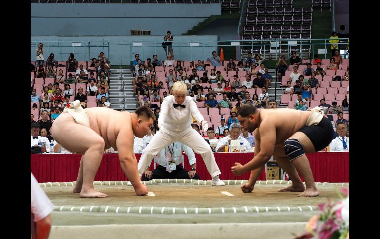 Dos luchadores de sumo compiten durante los Campeonatos Mundiales de Sumo 2018 celebrados en la ciudad de Taoyuan, Taiwán. EFE/D. Chang