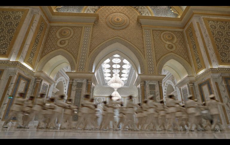 Guardias de honor marchan en el palacio presidencial de Abu Dabi, Emiratos Árabes Unidos, durante una ceremonia de bienvenida al primer ministro de Etiopía y al presidente de Eritrea. AFP/K. Sahib