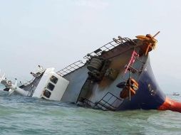 Fotos divulgadas por medios locales muestran al barco en el mar, por el costado de estribor, con la popa sumergida y la proa al aire. TWITTER/@501Awani