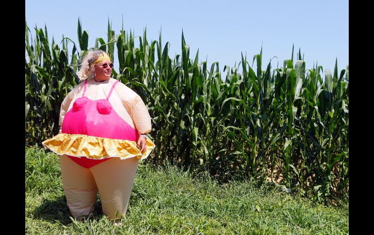 Una mujer en un disfraz inflable aguarda el paso de los ciclistas de la decimoctava etapa del Tour de Francia en la ciudad de Trie sur Baise. AP/P. Dejong