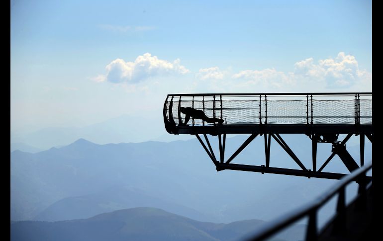 Un trabajador le da los últimos toques a un pasadizo de cristal sobre los Pirineos franceses, ubicado en el observatorio Bagneres de Bigorre, previo a su inaguración. AP/B. Edme