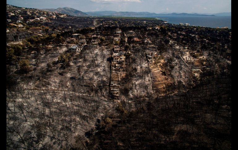 Esta toma aérea muestra la destrucción por un incendio en Mali, Grecia. Los devastadores incendios de esta semana en el país han dejado al menos 81 muertos. AFP/S. Karmaniolas