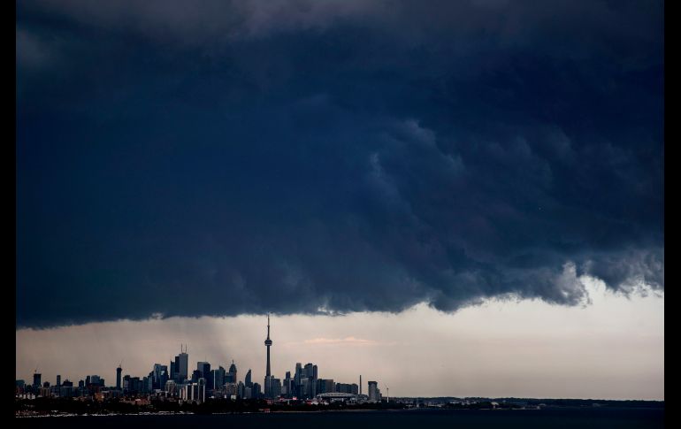 Nubes de tormenta se ven en Toronto, Canadá. AP/The Canadian Press/M. Blinch