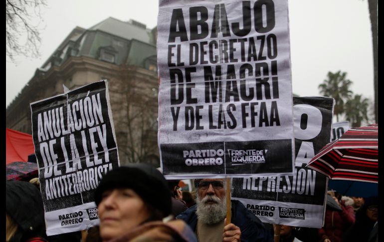 Manifestantes protestan en Buenos Aires contra el anuncio del presidente argentino Mauricio Macri para quitar un decreto que prohíbe a los militares combatir el crimen, el terrorismo y otros asuntos de seguiridad interna. AP/N. Pisarenko