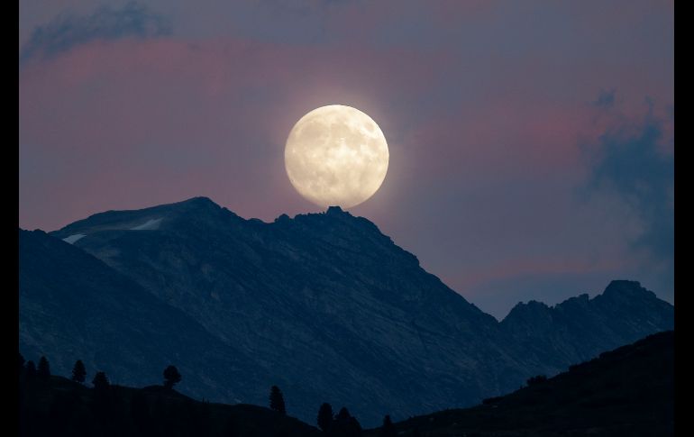 La Luna llena ilumina el cielo sobre los Alpes en el estado federal austríaco de Salzburgo. EFE/C. Bruna