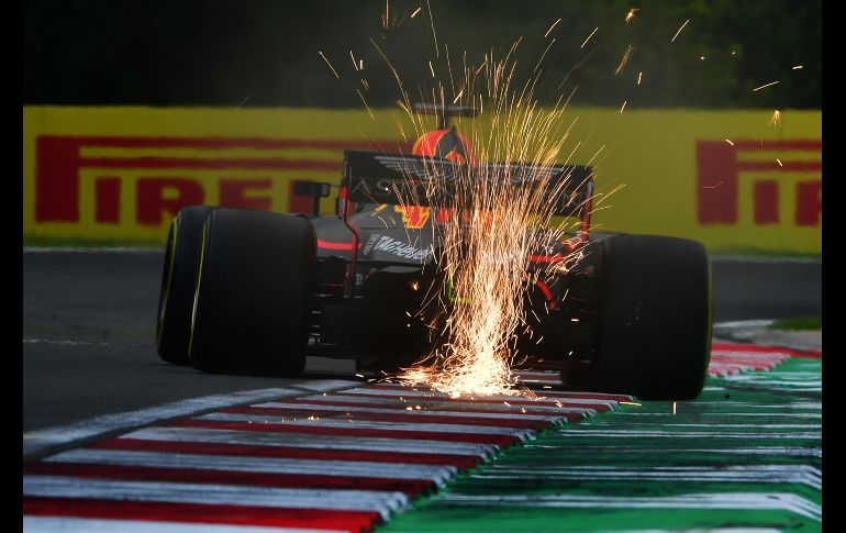 El piloto Daniel Ricciardo, de Red Bull, acelera durante la segunda sesión de prácticas libres en Mogyorod, previo al Gran Premio de Fórmula 1 de Hungría. AFP/A. Isakovic