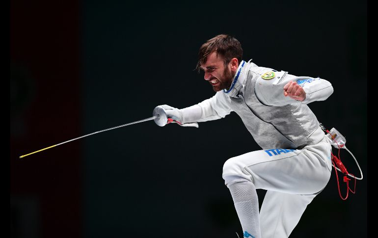 El italiano Daniele Garozzo celebra tras ganar la final individual de esgrima con florete en el campeonato mundial de esgrima en Wuxi, China. AFP/J. Eisele