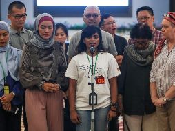 Grace Subathirai Nathan (C), hija de una de la pasajera del vuelo MH370 Anne Daisy y líder de la campaña #SearchOn, hace una declaración a la prensa en el Ministerio de Transportes en Putrajaya. EFE/F. Ismail