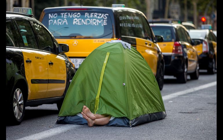 Taxistas de Barcelona mantienen las concentraciones en el centro de la ciudad con motivo de la huelga iniciada el pasado 25 de julio por el conflicto de las licencias a servicios vía aplicaciones. EFE/Q. García