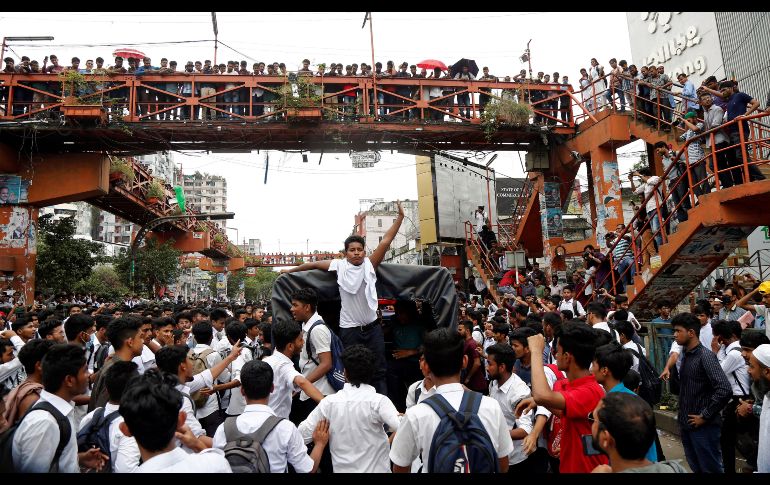 Estudiantes bloquean una calle y corean consignas en el tercer día de protestas estudiantiles en Dacca, Bangladesh, por la muerte de dos estudiantes en un accidente de autobús en una carretera el 29 de julio. EFE/M. Alam