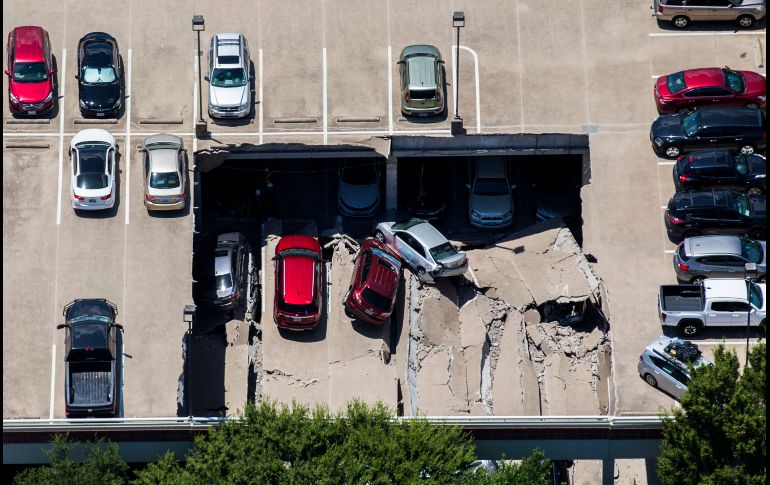 Una parte de un estacionamiento colapsó en Irving, Texas. Autoridades no reportan heridos. AP/The Dallas Morning News/A. Landis